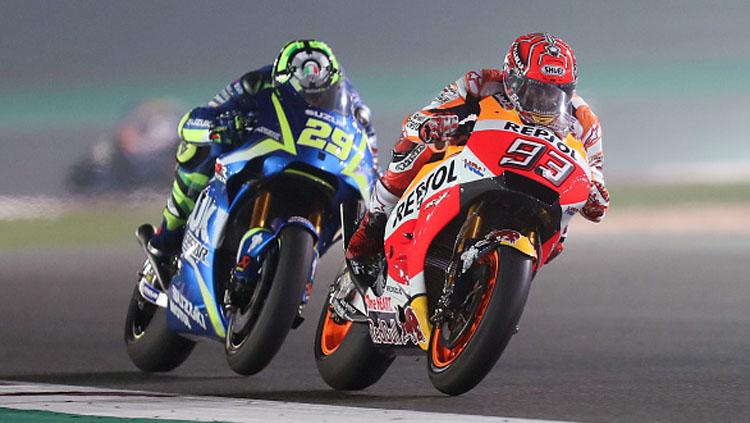 Situasi balapan yang menyebabkan Andrea Iannone terjatuh di belakang Marc Marquez. Copyright: KARIM JAAFAR/AFP/Getty Images