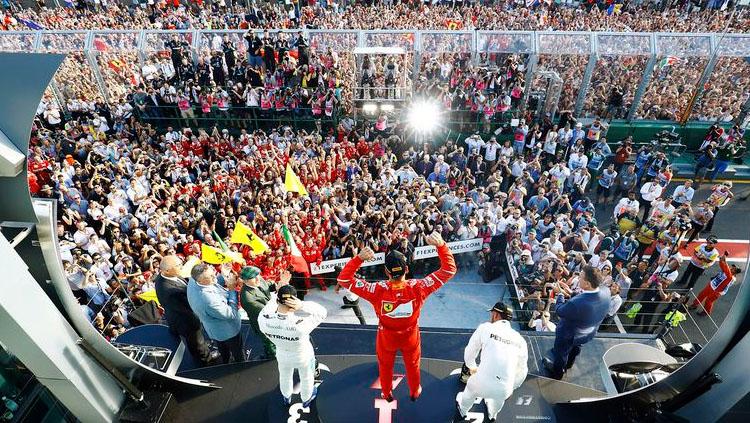 Foto penonton Formula 1 dari belakang podium. - INDOSPORT