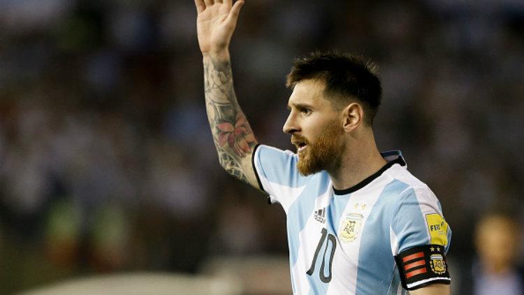 Lionel Messi mendapat hukuman larangan bertanding selama 4 laga dari FIFA. Copyright: Gabriel Rossi/LatinContent/Getty Images