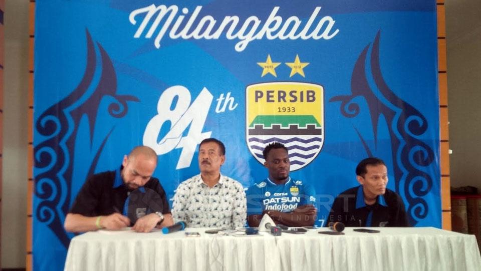 Manajemen Persib Bandung memberikan pengamanan khusus saat Essien berlatih. Copyright: Muhammad Ginanjar/Indosport