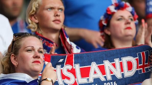 Pendukung Islandia saat laga melawan Inggris di Euro 2016. - INDOSPORT