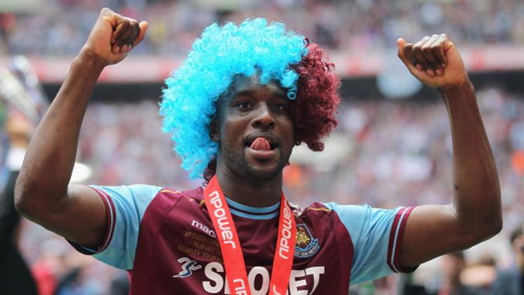 Eks striker Persib Bandung, Carlton Cole, mengaku sangat senang bisa menjabat sebagai asisten pelatih tim akademi West Ham United.