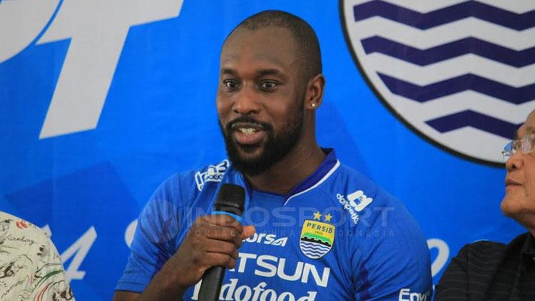 Carlton Cole saat memperkenalkan diri kepada awak media di Bandung.