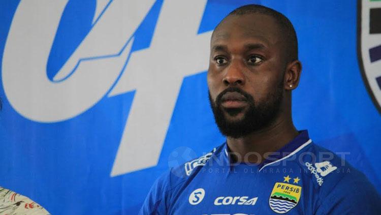 Pemain asing Persib Bandung, Carlton Cole saat dikenalkan kepada wartawan Graha Persib, Sulanjana Bandung.