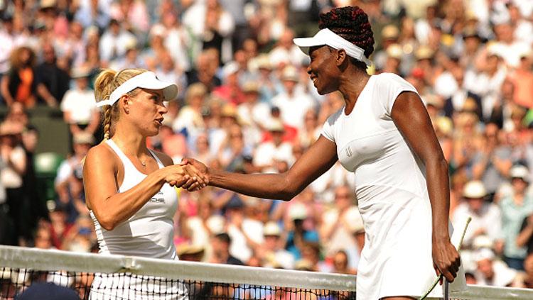 Petenis%20Jerman%2C%20Angelique%20Kerber%20%28kiri%29%20dan%20Venus%20Williams%20saat%20berjabat%20tangan.