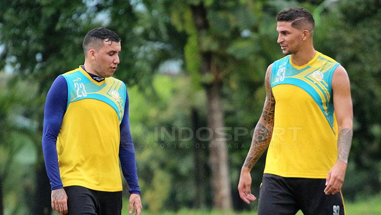 Fellipe Bertoldo (kiri) dengan Arthur Cunha saat jalani latihan bersama. - INDOSPORT