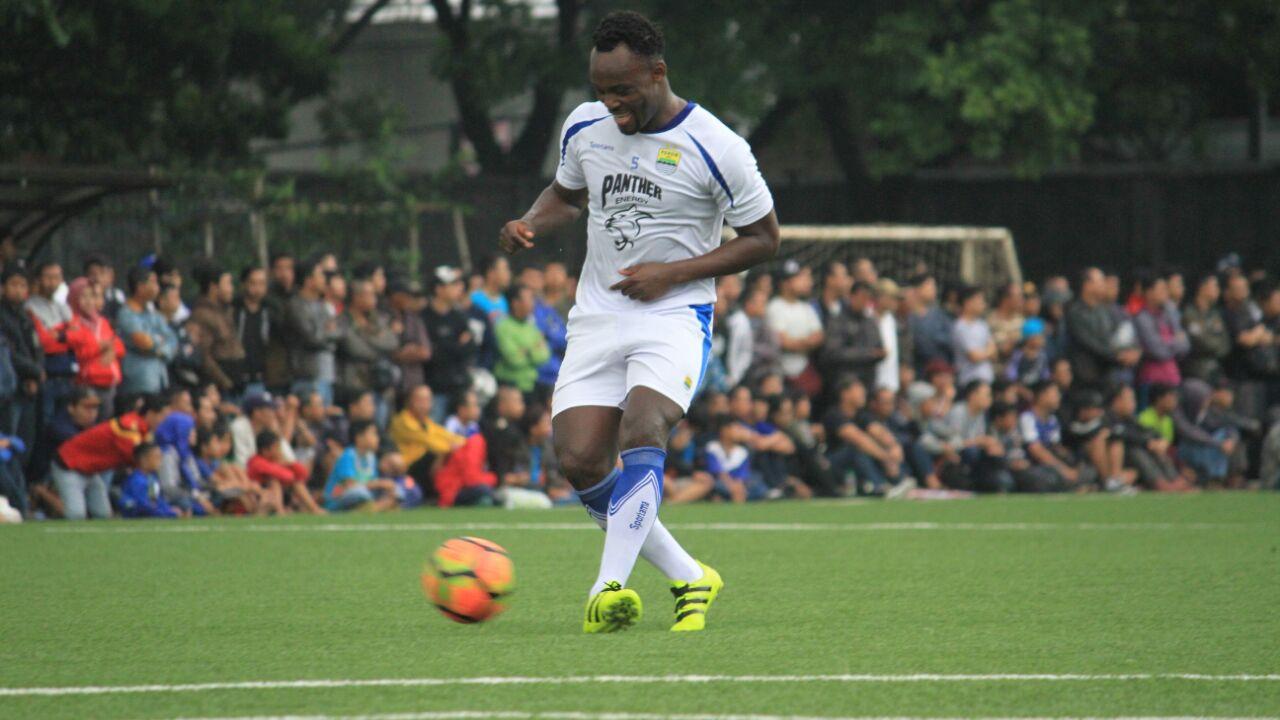 Michael Essien di latihan perdana Persib Bandung. - INDOSPORT