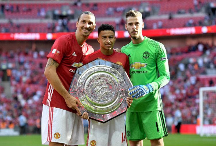 David De Gea bersama Jesse Lingard dan Zlatan Ibrahimovic ketika menjuarai Community Shield. Copyright: Michael Regan - The FA/The FA via Getty Images