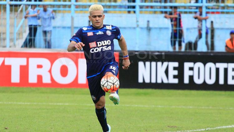 Penyerang Arema FC, Cristian Gonzales saat mengontrol bola. Copyright: Ian Setiawan/INDOSPORT