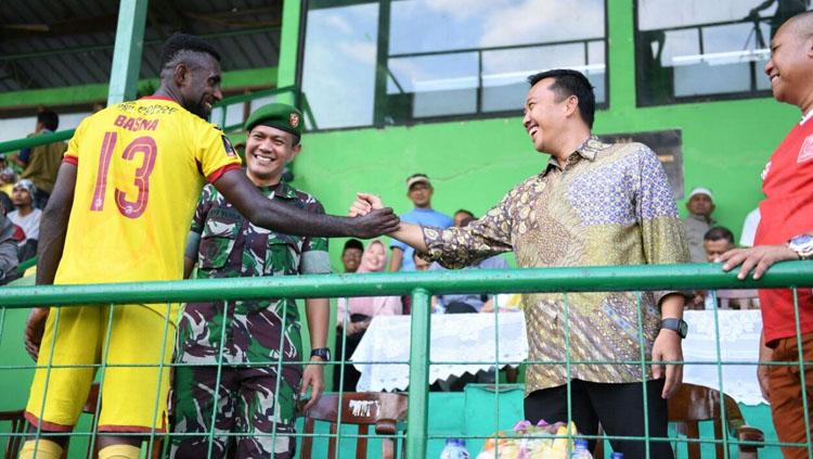 Imam Nahrawi (kanan) berjabat tangan dengan Rudolof Yanto Basna sambil tersenyum. Copyright: Kemenpora