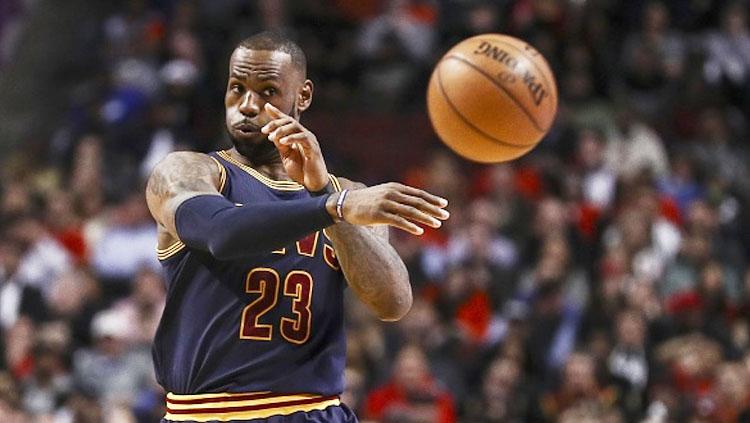 LeBron James pada laga saat melawan Chicago Bulls. Copyright: Bilgin S. Sasmaz/Anadolu Agency/Getty Images