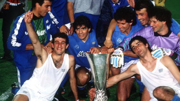 Ferrara dan Maradona serta rekannya di Napoli kala merengkuh gelar Piala UEFA (Europa League). Copyright: Bob Thomas/Getty Images