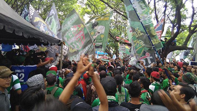 Pendukung setia Persebaya Surabaya, Bonek. Copyright: Muhammad Ginanjar/INDOSPORT