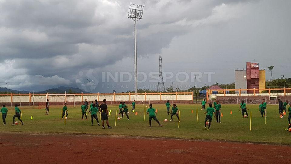 Timnas%20Wanita%20Indonesia%20U-15%20langsung%20menggelar%20latihan%20setibanya%20Lubuk%20Linggau%2C%20Sumatera%20Selatan.