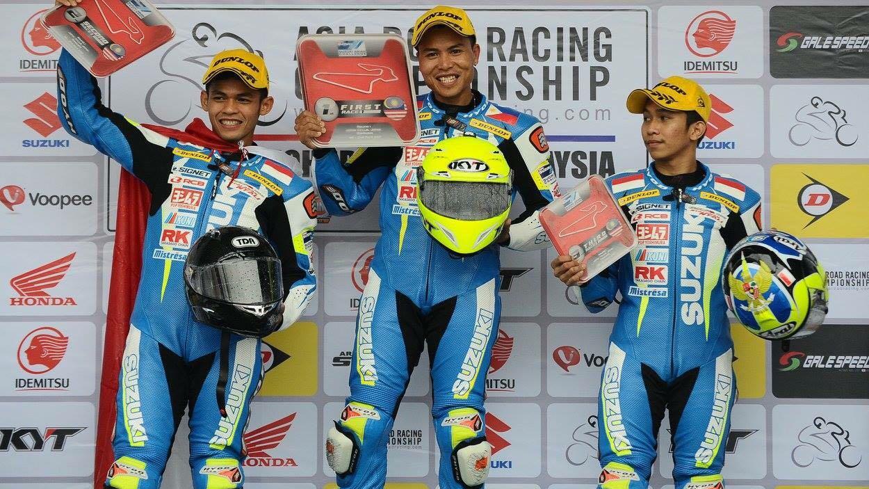 Ahmad Saugi  dan Nur Al Fath naik podium pada race pertama Suzuki Asia Challenge (SAC) Johor. - INDOSPORT