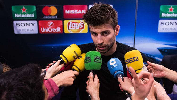 Gerard Pique tengah berbicara kepada media. Copyright: Alex Caparros - UEFA/UEFA via Getty Images