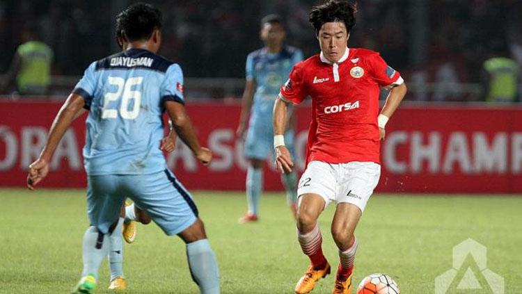 Hong Soon-Hak (kanan) saat masih berseragam Persija Jakarta.