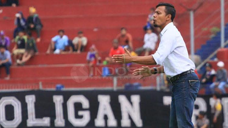 Pelatih Persik Kediri, Bejo Sugiantoro saat memberikan instruksi. Copyright: Ian Setiawan/INDOSPORT