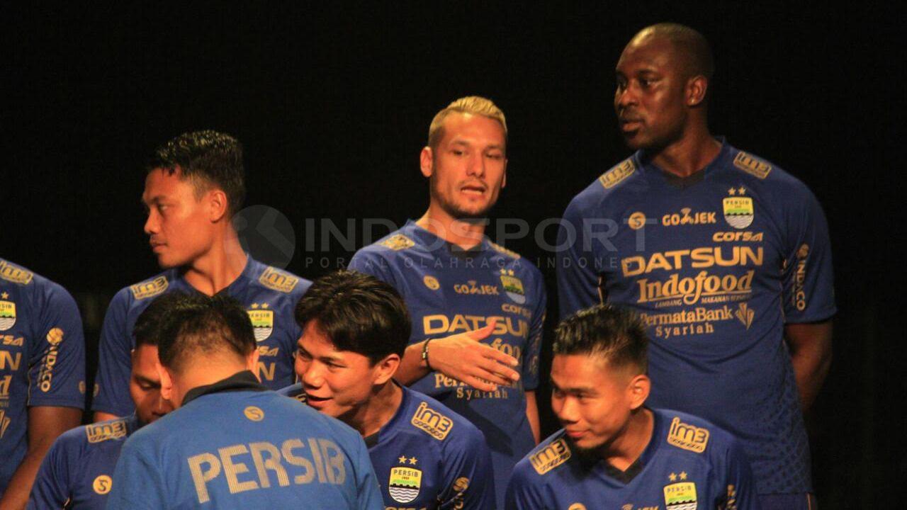 Raphael Maitimo dan Carlton Cole saat launching tim Persib Bandung. Copyright: Muhammad Ginanjar/INDOSPORT