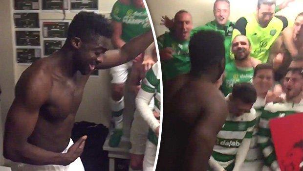 Kolo%20Toure%20berjoget%20saat%20merayakan%20kemenangan%20timnya%20di%20ruang%20ganti%20pemain.
