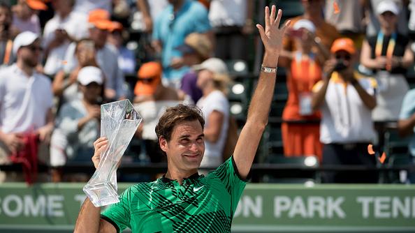Roger%20Federer%20mengangkat%20trofi%20juara%20Miami%20Terbuka%202017.