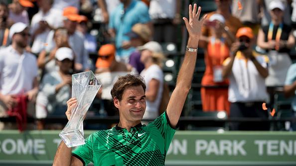 Roger Federer mengangkat trofi juara Miami Terbuka 2017. - INDOSPORT