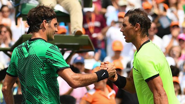 Roger Federer dan Rafael Nadal usai pertandingan final Miami Terbuka 2017. Copyright: Rob Foldy/Getty Images