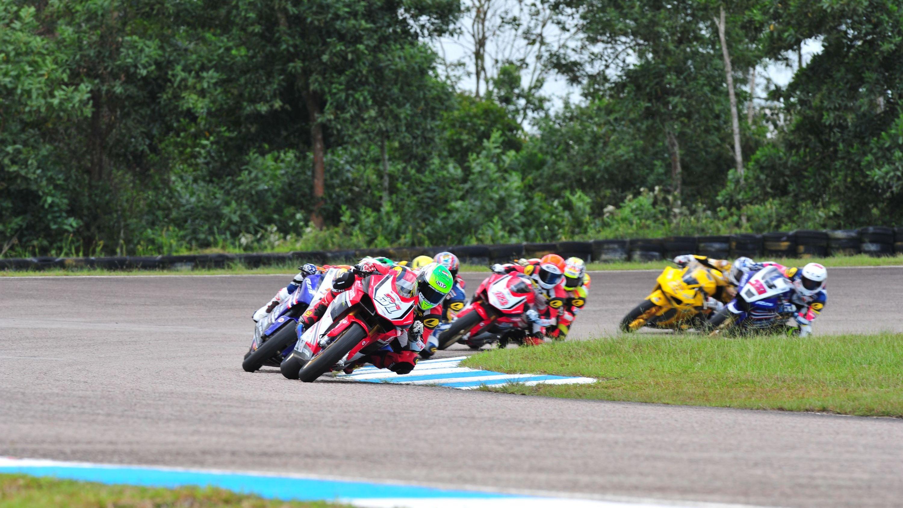 Gerry Salim (31) tampil memimpin saat balapan race ke-2 AP250 ARRC 2017 di Sirkuit Johor, Malaysia. Copyright: Astra Honda Racing Team