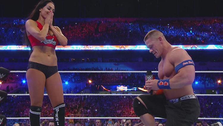 Momen John Cena melamar kekasihnya, Nikki Bella. Copyright: Twitter WWE WrestleMania‏