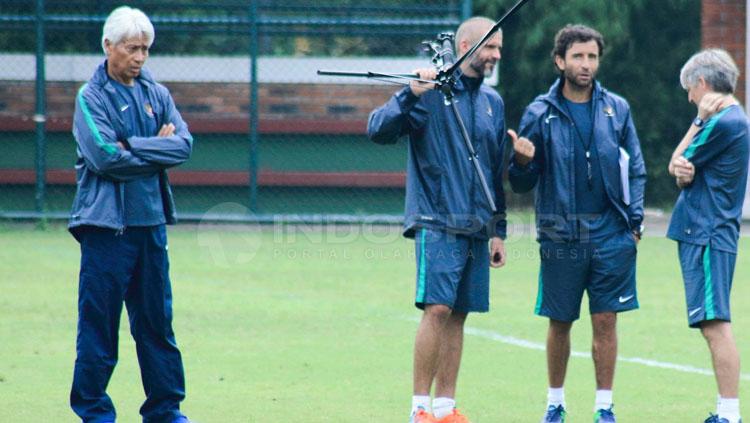 Tiga pelatih Tim Nasional (Timnas) U-22 Indonesia, Luis Milla, Eduardo Perez dan Miguel Gandia. Copyright: Petrus de Yerimon/INDOSPORT