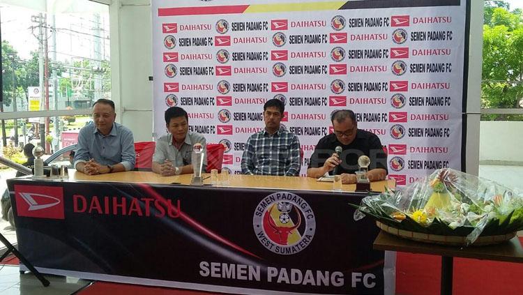 Semen%20Padang%20lakukan%20penandatanganan%20MOU%20dengan%20sponsor.