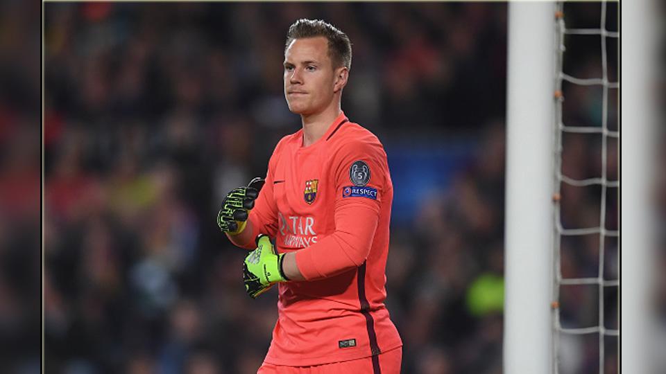 Kiper Barcelona, Marc-Andre ter Stegen memberikan pembelaan kepada kiper Man United, David De Gea yang melakukan kesalahan dalam pertandingan.