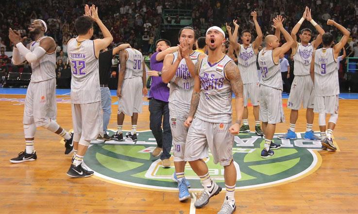 CLS Knight Surabaya merayakan keberhasilan meraih tiket ke babak semifinal IBL. Copyright: Twitter Pertalite