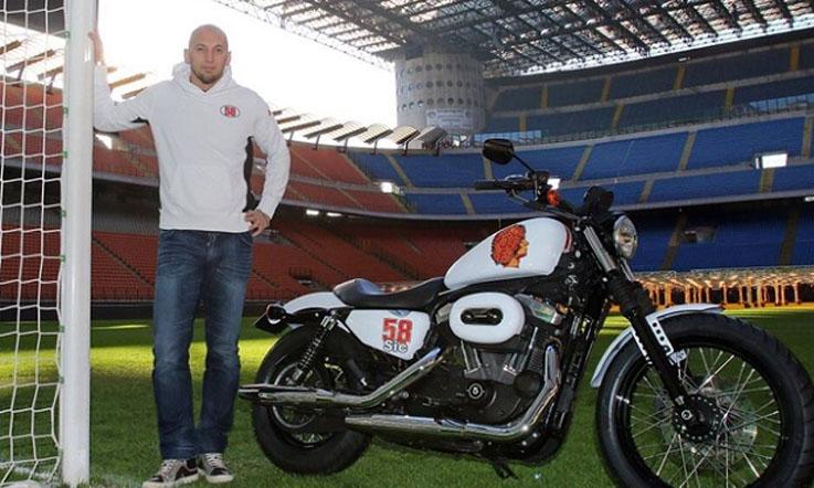 Mantan penggawa AC Milan, Christian Abbiati memperlihatkan koleksi motornya. - INDOSPORT