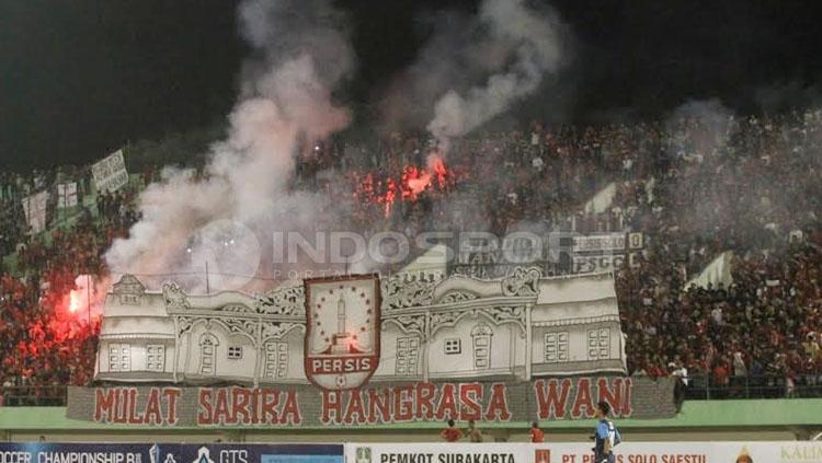 Pasoepati saat mendukung Persis Solo. Copyright: Beny Rahardjo/INDOSPORT