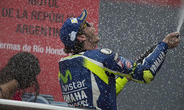 Valentino Rossi merayakan keberhasilan naik podium pada MotoGP Argentina 2016 di Sirkuit Termas De Rio Hondo. Copyright: Mirco Lazzari gp/Getty Images