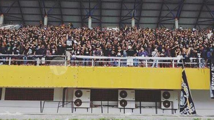 Ultras Palembang saat memberikan dukungan kepada Sriwijaya FC. - INDOSPORT