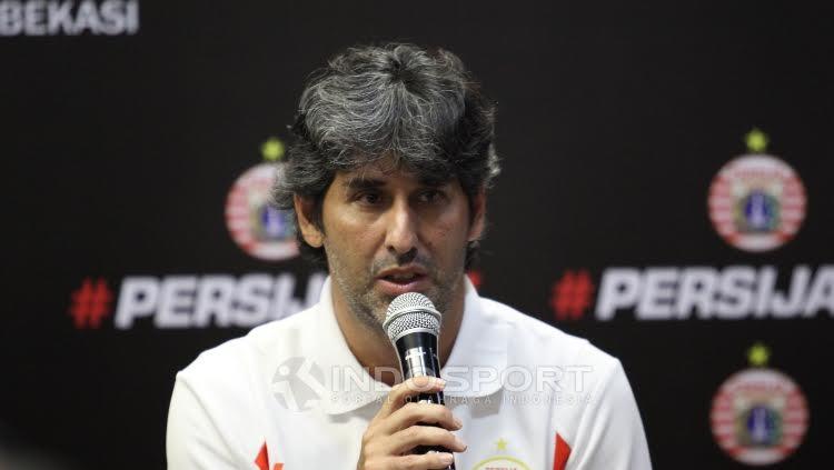 Pelatih Persija Jakarta, Stefano Cugurra Teco tengah berbicara dalam jumpa pers.
