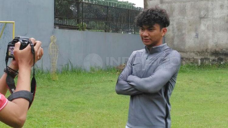 Pemain Indonesia yang memperkuat Aris Thessaloniki FC, Nicholas Yohanes Pambudi, memiliki jersey yang bakal membuat fans Barcelona dan Real Madrid bingung. - INDOSPORT