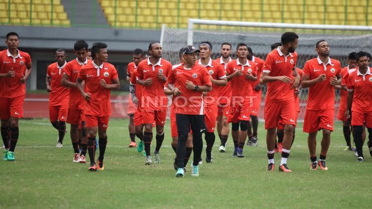 Latihan pemain Persija Jakarta jelang melawan Timnas Indonesia U-22.