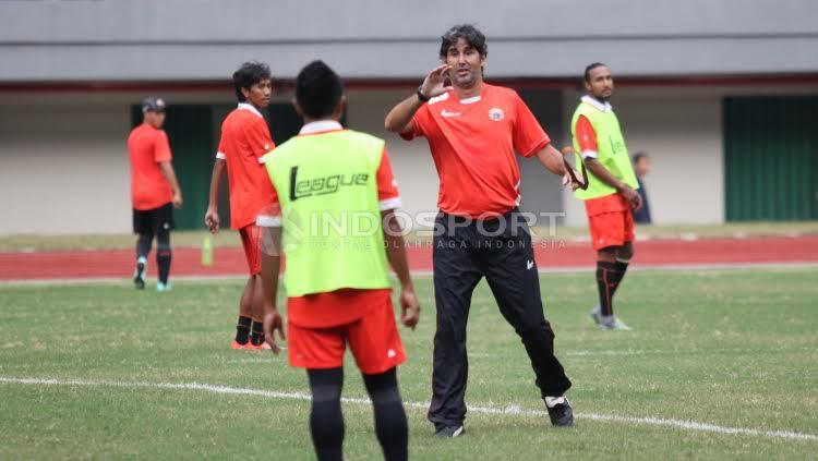 Stefano Cugurra Teco memberikan instruksi dalam sesi latihan jelang lawan Timnas Indonesia U-22.