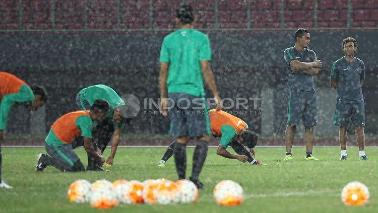 Situasi latihan Timnas Indonesia U-22 jalani latihan di Stadion Patriot, Bekasi.