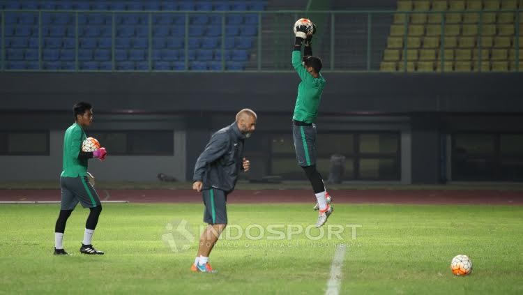 Salah satu kiper Timnas Indonesia U-22 menangkap bola dalam sesi latiha jelang lawan Persija Jakarta.