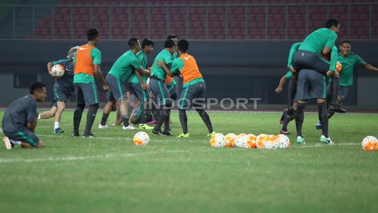 Situasi latihan Timnas Indonesia U-22 jalani latihan di Stadion Patriot, Bekasi. Copyright: Herry Ibrahim/INDOSPORT