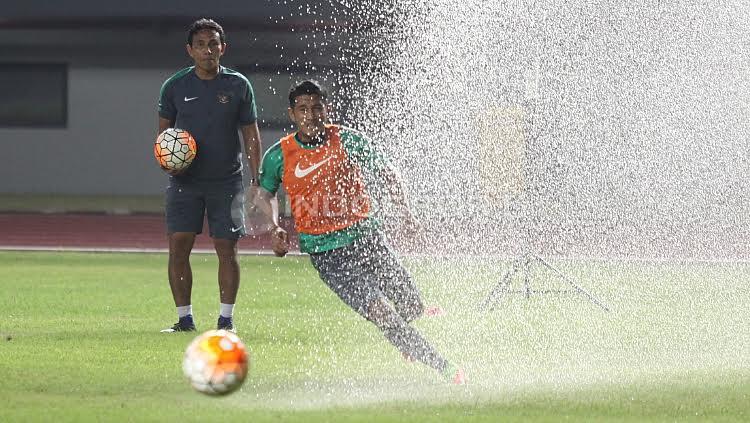 Asisten Pelatih Timnas Indonesia U-22, Bima Sakti Tukiman tampak serius perhatikan latihan jelang lawan Persija Jakarta.