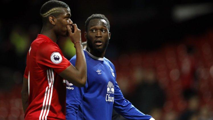 Paul%20Pogba%20%28merah%29%20bersama%20Romelu%20Lukaku%20pasca%20pertandingan.