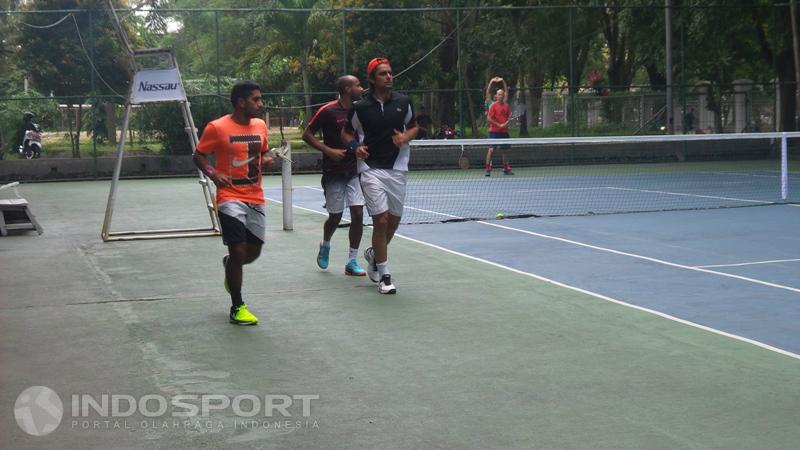 Petenis tim Kuwait saat mengelar latihan di kawasan lapangan tenis Stadion Manahan Solo, Rabu (05/04/17) siang. Copyright: Benny Rahardjo/INDOSPORT