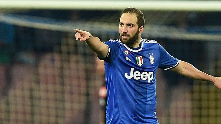 Gonzalo Higuain konon menahan kepindahannya ke Olimpico meski santer kesepakatan telah dibuat antara AS Roma dan Juventus. Francesco Pecoraro/Getty Images.
