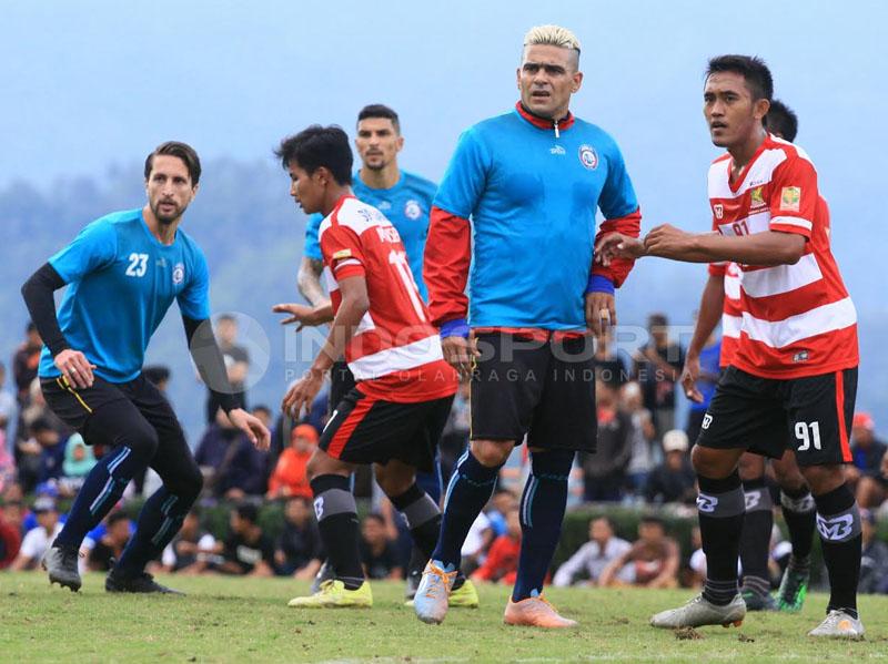 Jad Noureddine (kiri) saat membantu serangan dalam sepak pojok bersama Cristian Gonzales Copyright: Ian Setiawan/Indosport