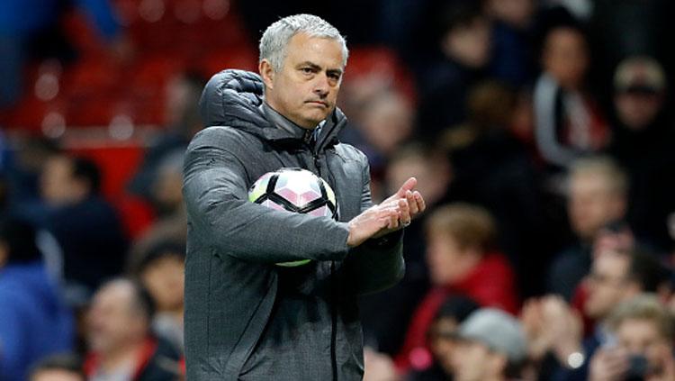 Pelatih Manchester United, Jose Mourinho tampak memberikan apresiasi lewat tepuk tangan. Copyright: Martin Rickett/PA Images via Getty Images